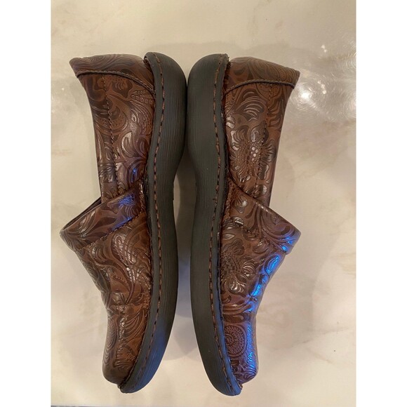 B.O.C. Born Concept Brown Floral Embosed Women Sz 7 Slip On Clogs Arch Suprt BOC - Picture 7 of 10
